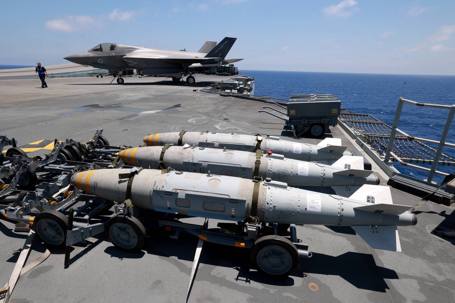 美国海军f/a-18e/f超级大黄蜂战斗机在挂装gbu-32 jdam和gbu-31 jdam