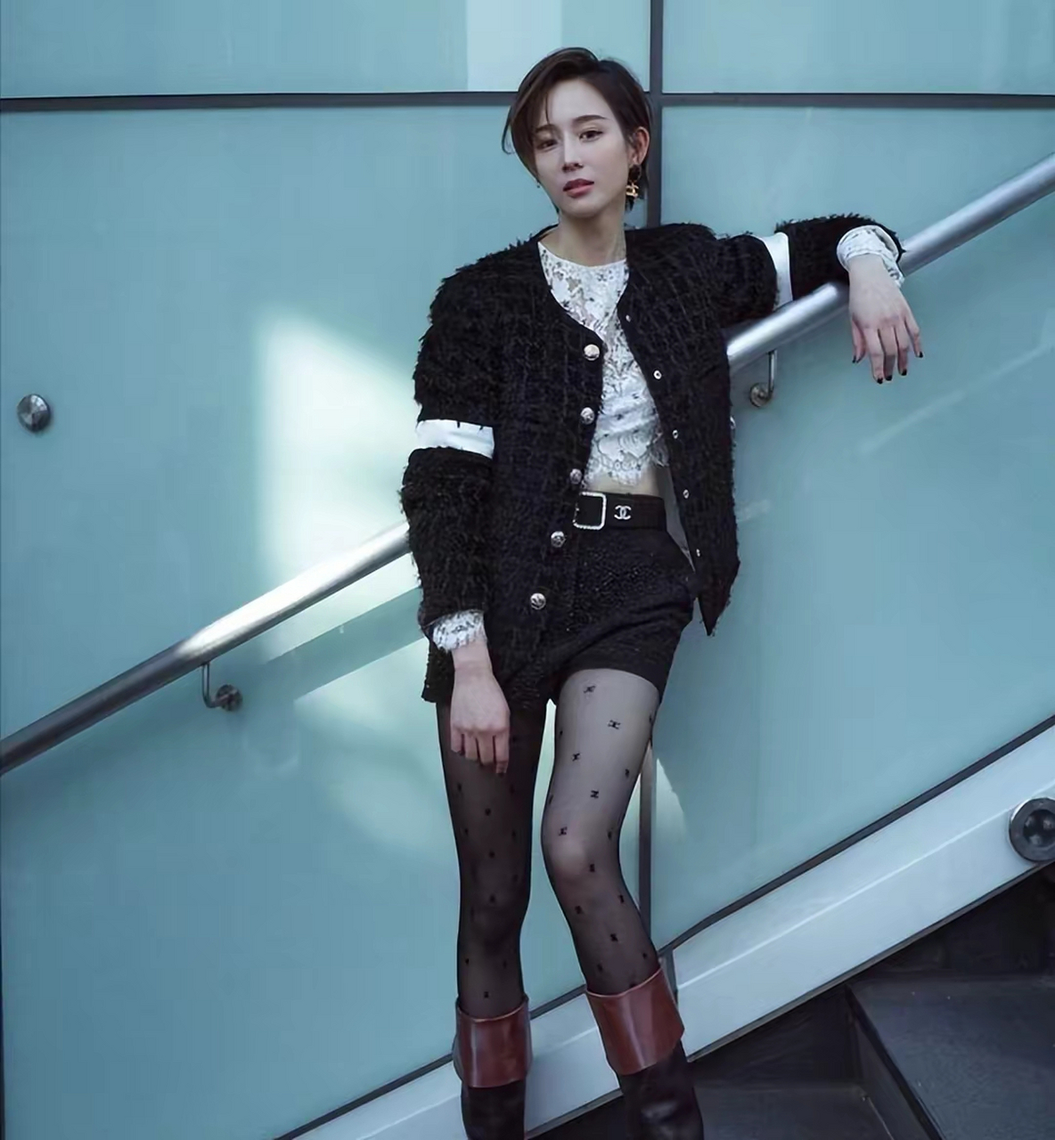 网友:黑色斑点丝袜搭配迷你上衣,张钧甯彻底颠覆了自己的形象!