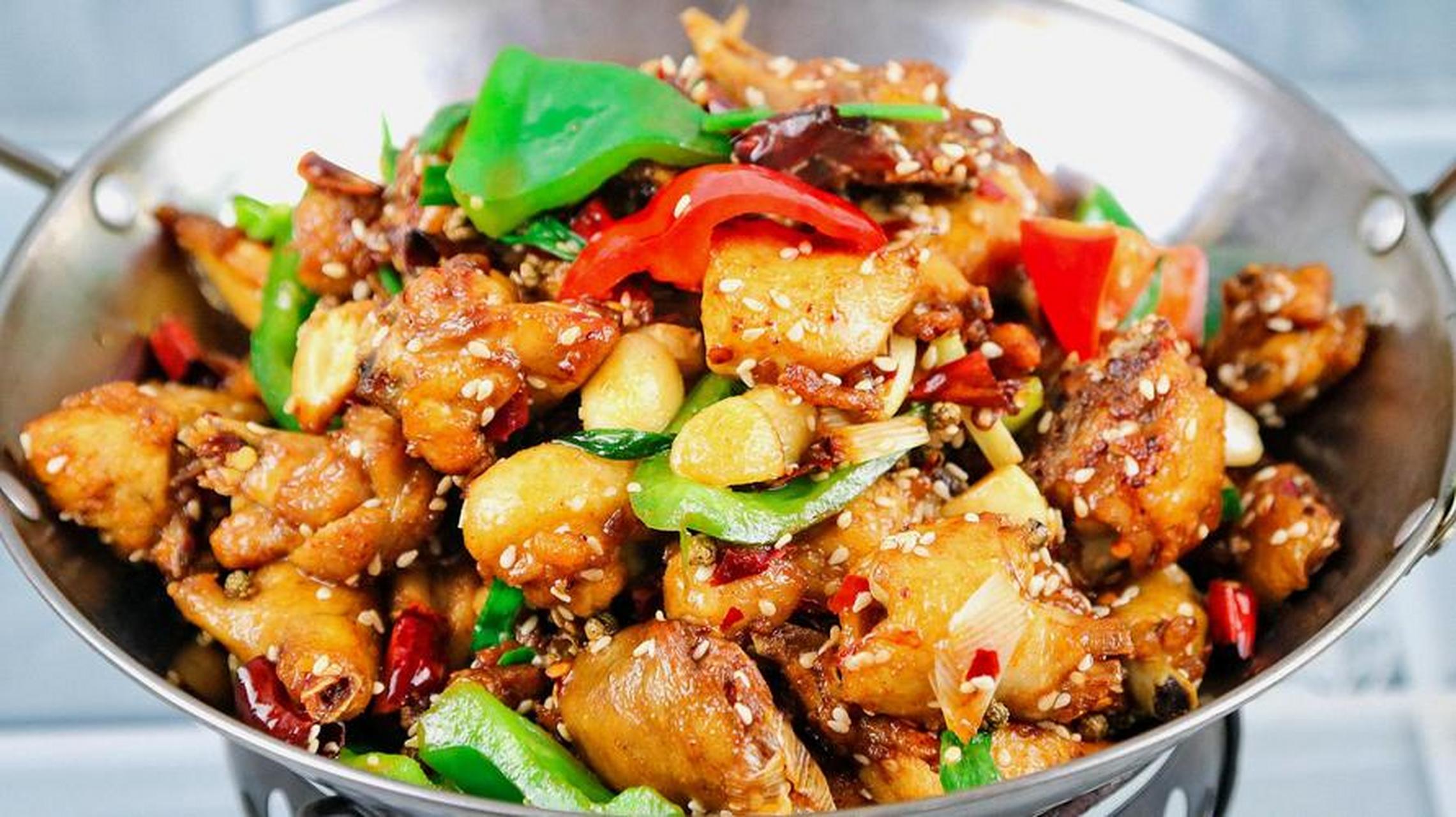 菜品名称:麻辣干锅鸡  首先,我们需要准备一些主要食材:三黄鸡半只(约