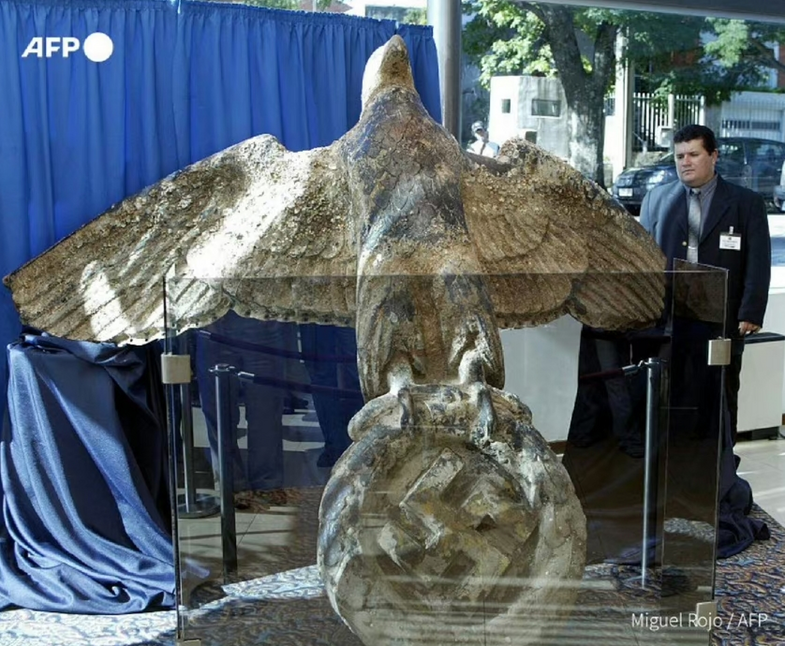 二战纳粹沉船上巨大的青铜鹰.