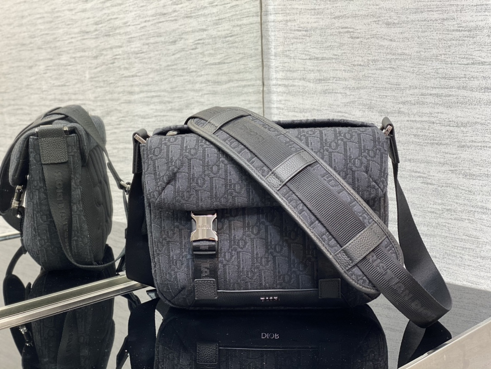 这款 dior explorer 信使包从经典设计汲取灵感,融入高订风格焕新演绎