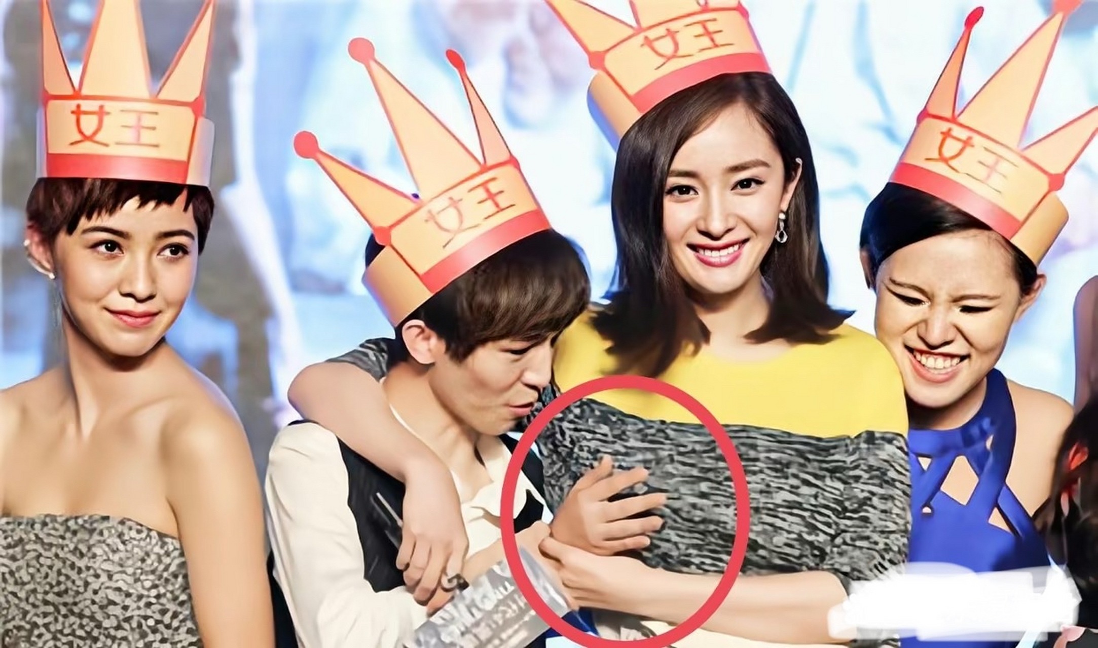 女明星真的很难呀,袭胸这样了,大幂幂还面带微笑#杨幂怼脸封面大片