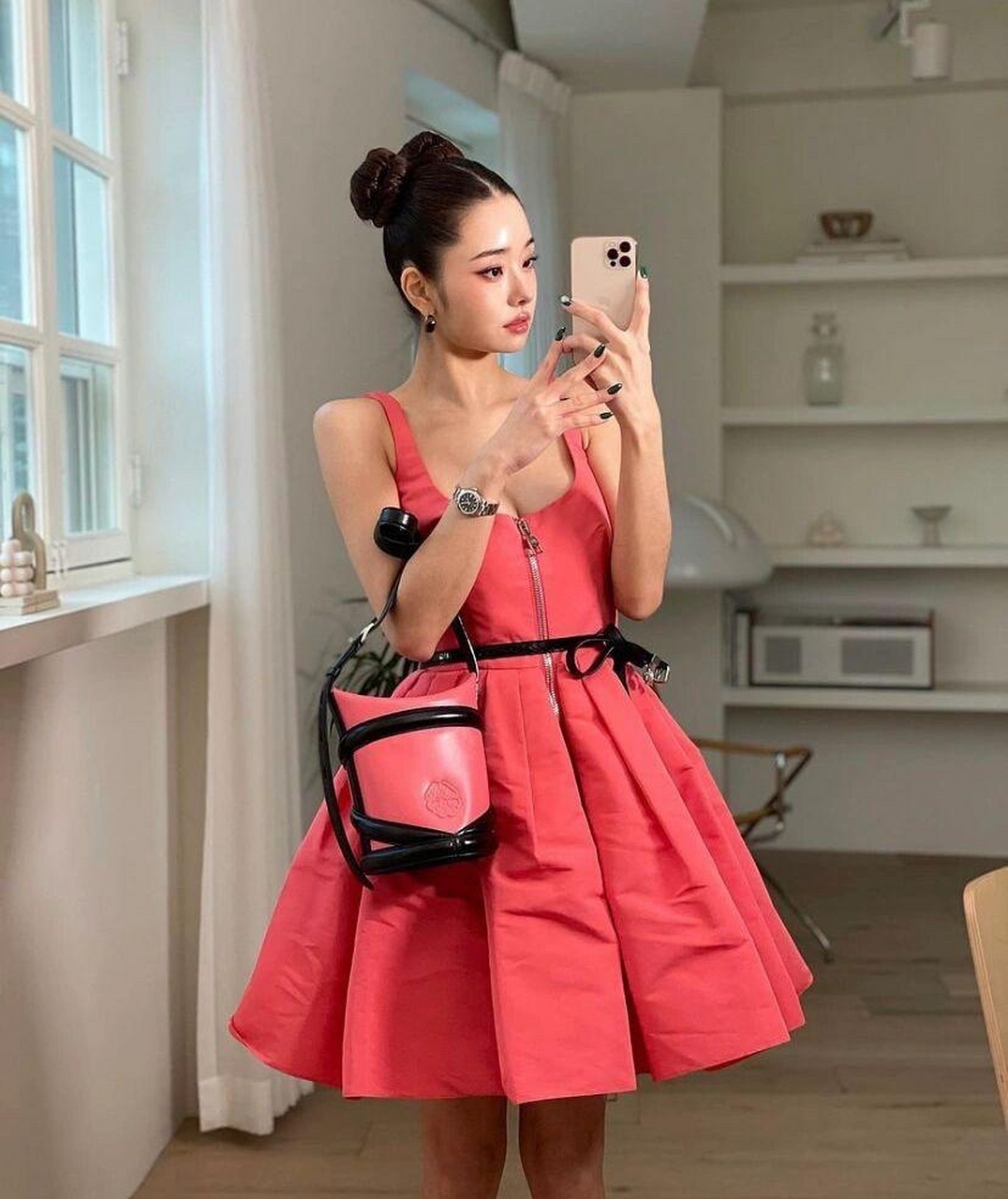 宋智也有性感的一面,身穿玫红色连衣裙,背心款式的设计更是勾勒出吸晴