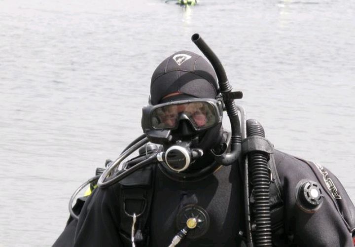 北西管道爆炸地点新线索一一发现了类似于美国海军潜水员的靴子