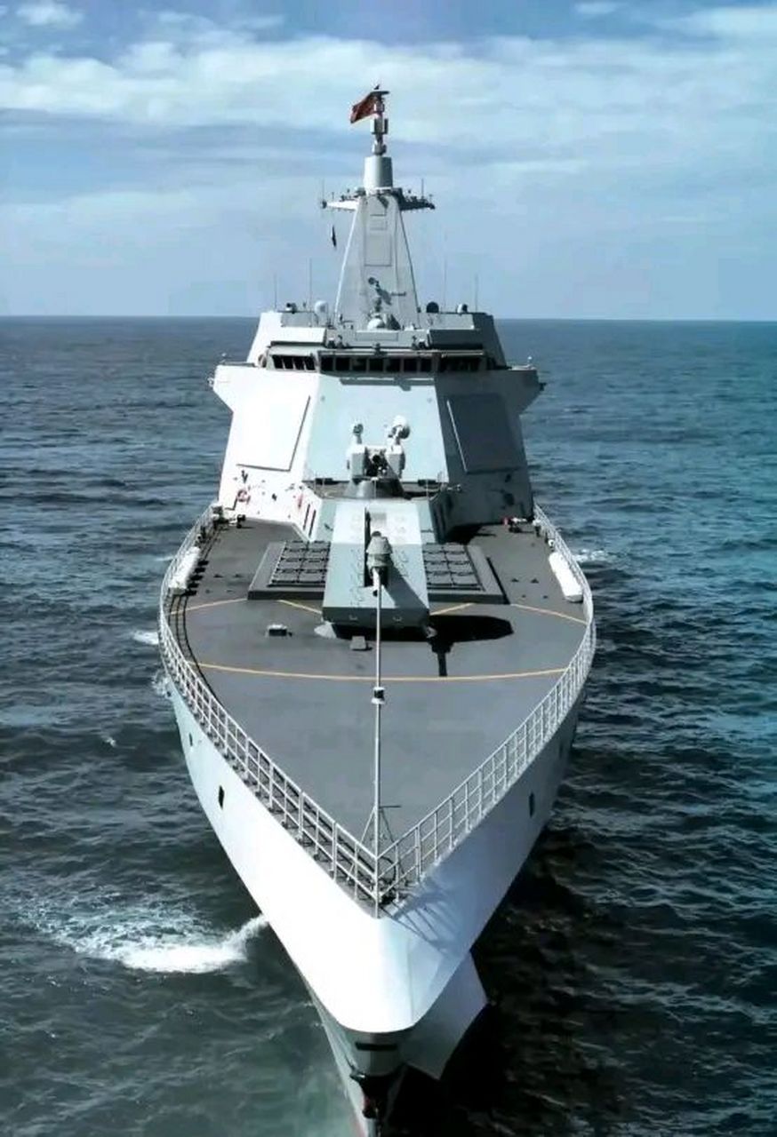 中国055导弹驱逐舰战力超越美国朱姆沃尔特级  近日,中国海军055型