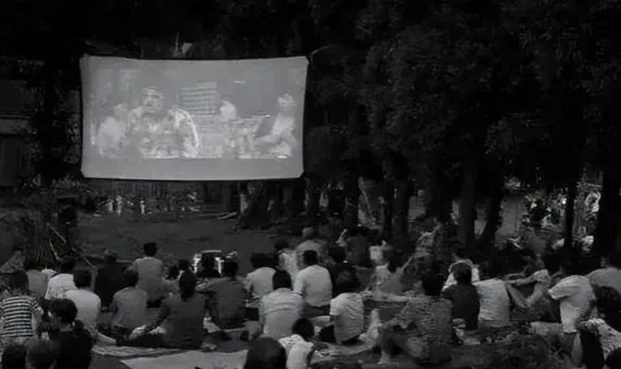 虽然现在电影院很方便了,但是人与人之间却多了疏离感.