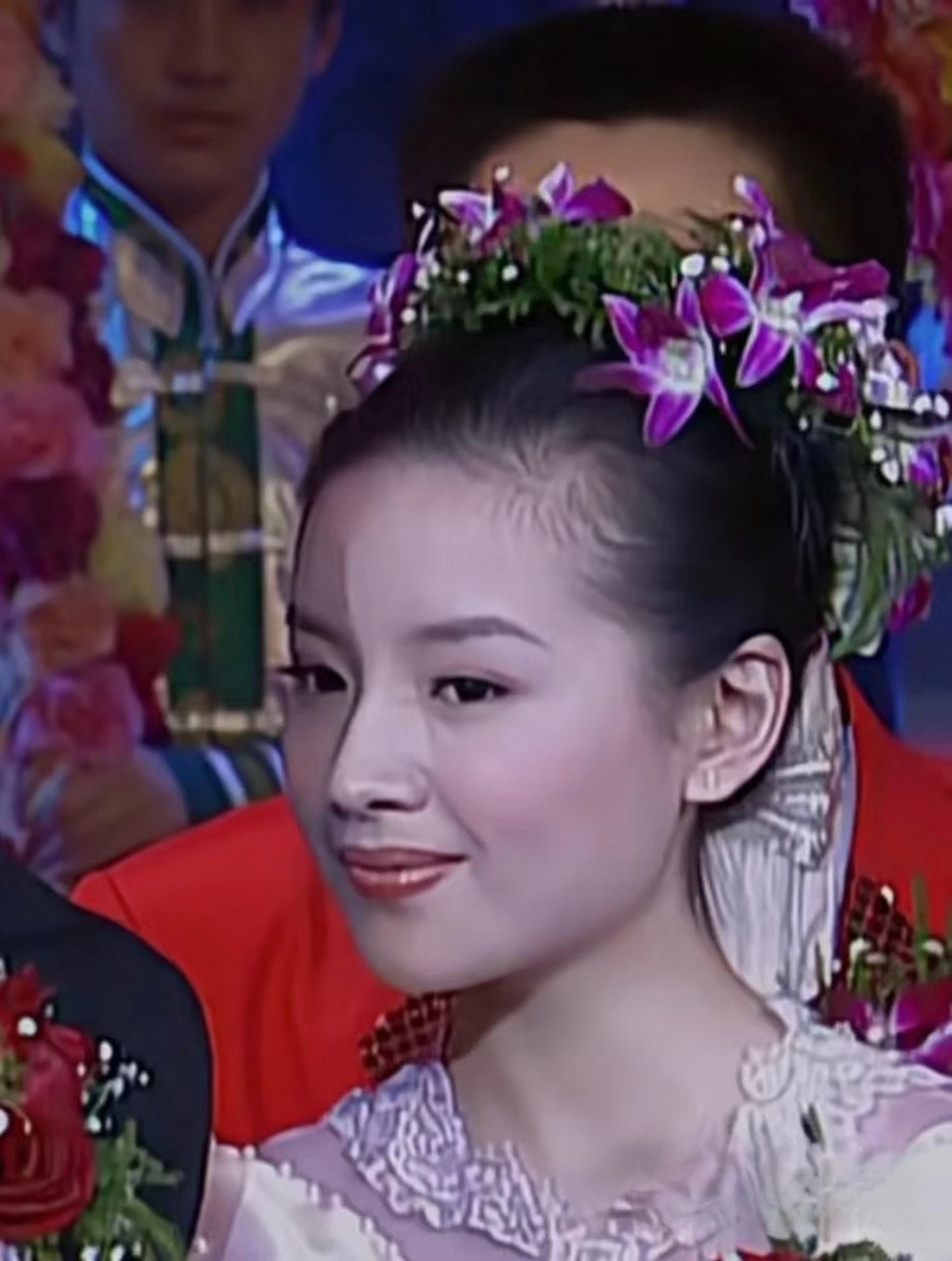 谢霆锋从众多的女演员中挑选了她来当新娘,她的队员们在离开舞台的