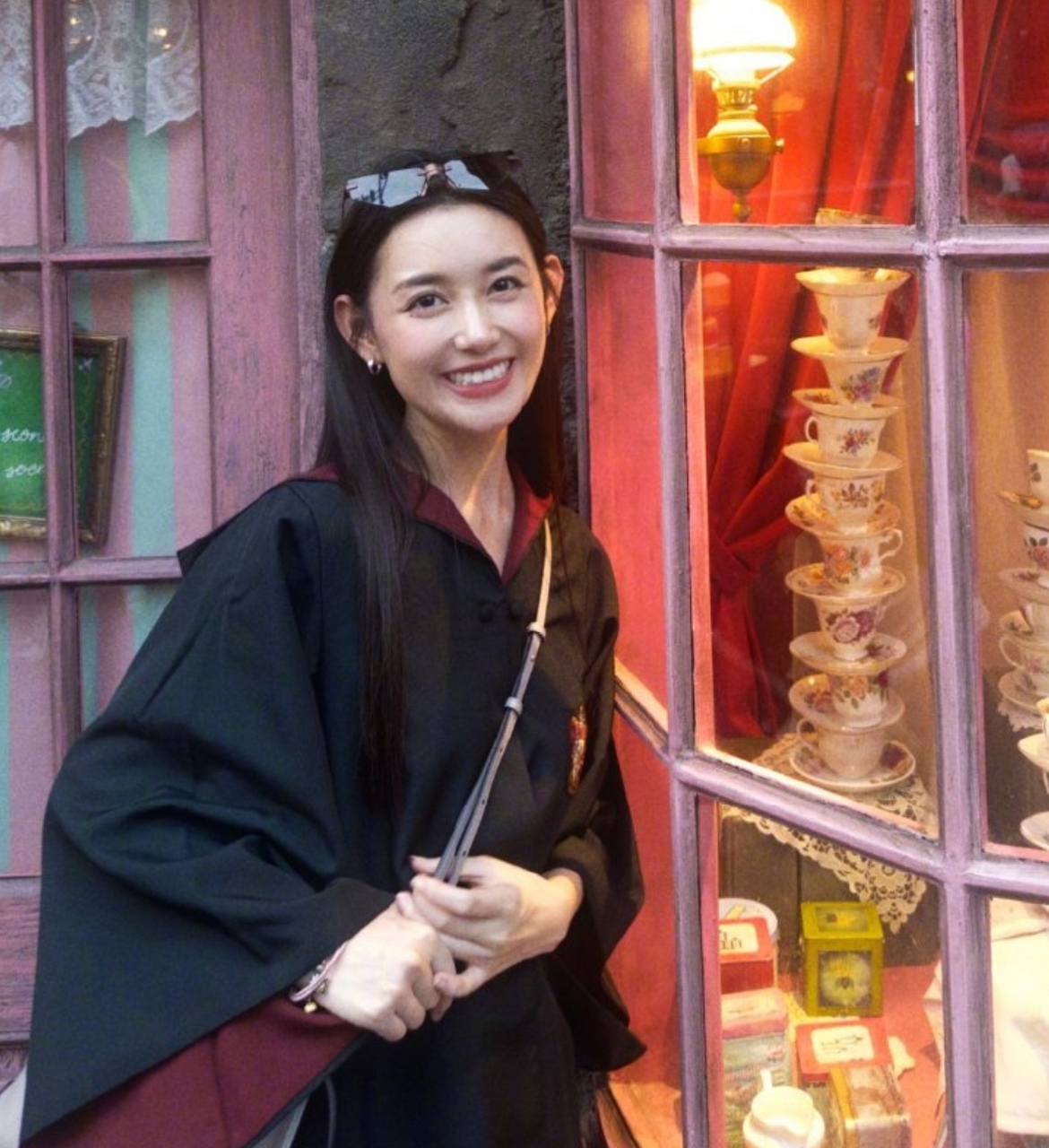 蒋依依和闺蜜一起打卡游乐园,姐妹俩自拍照颜值养眼,生活里的小蒋非常