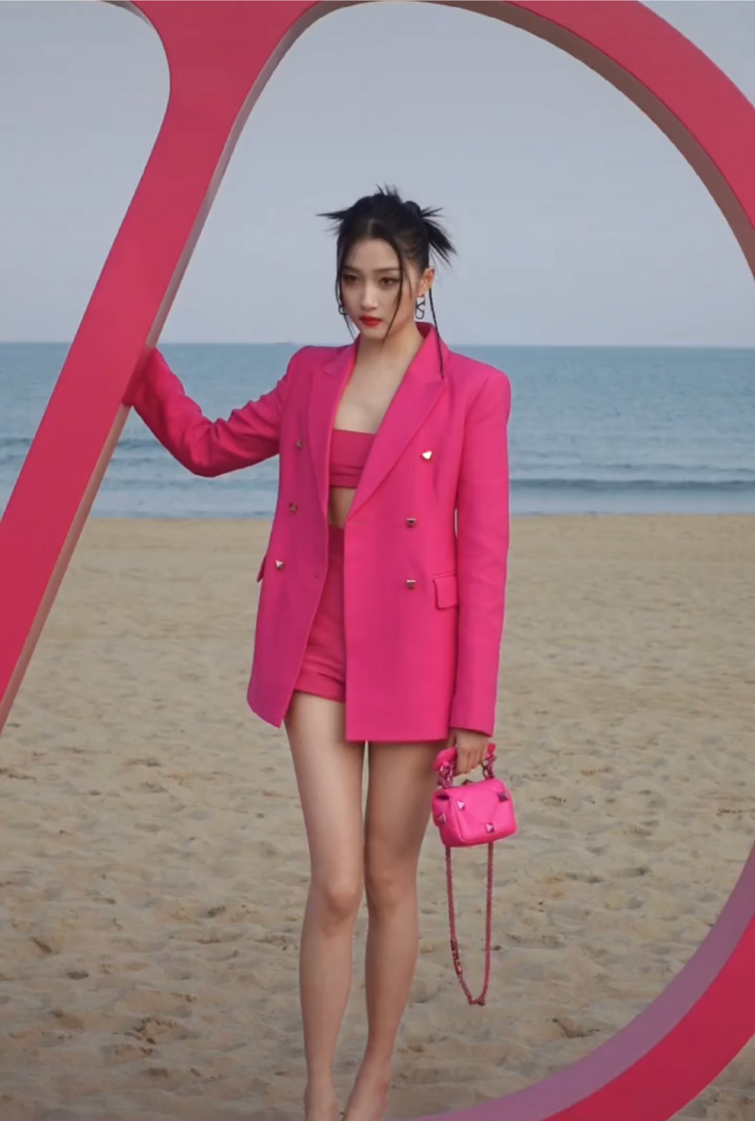 关晓彤穿粉色衣服海边快乐度假,大长腿十分吸引人
