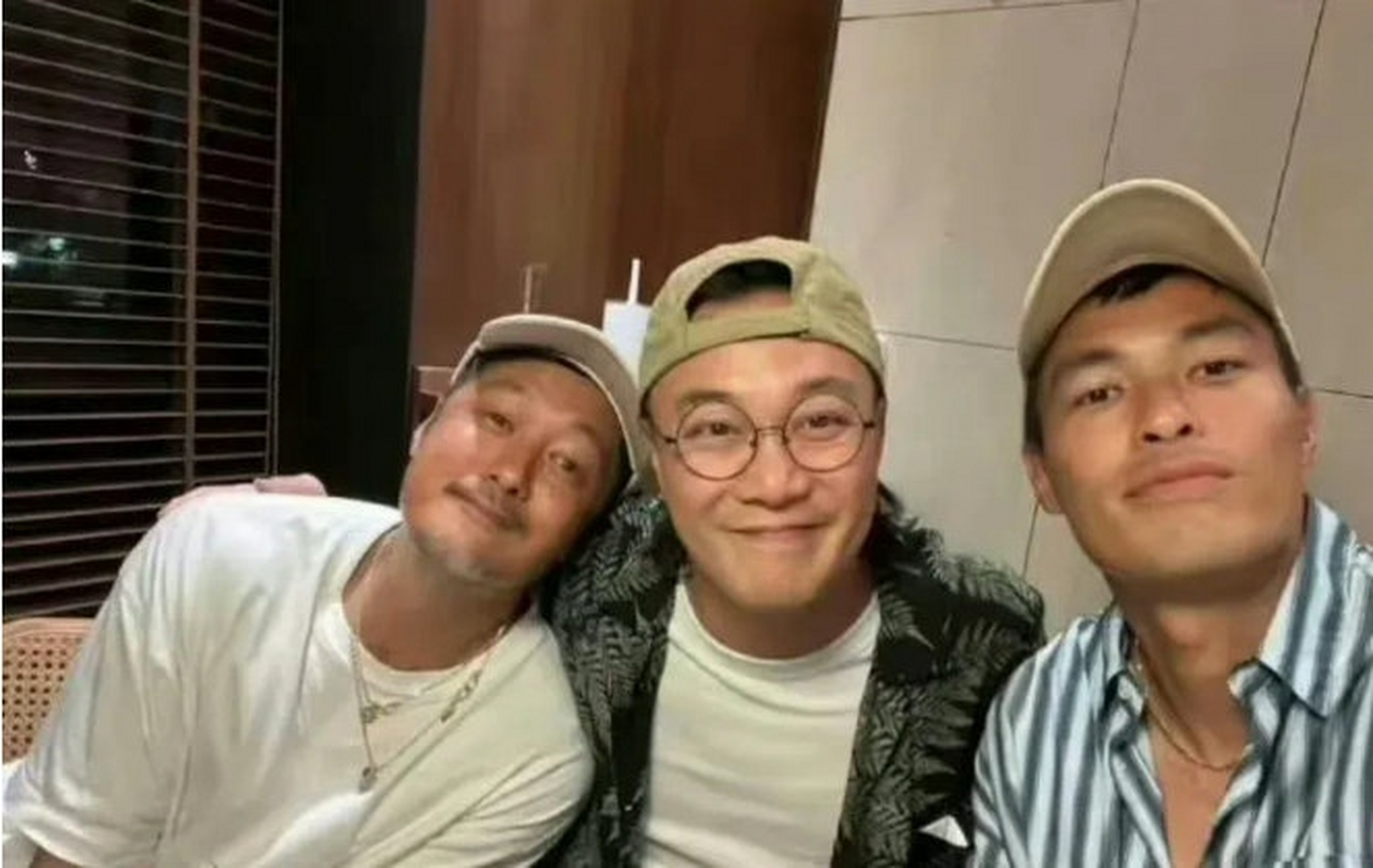 这竟然是余文乐,陈奕迅余文乐杨祐宁合照,痞帅风格的余文乐,在与好友