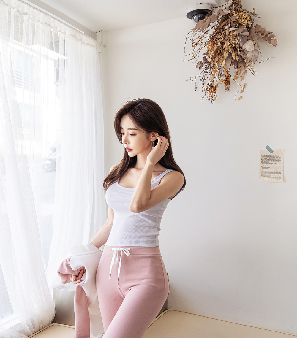 孙允珠韩国嫩模,粉嫩修身运动装穿搭,青春靓丽