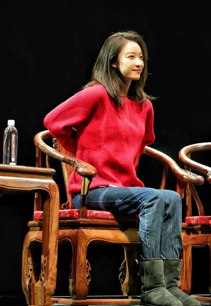 倪妮这身穿搭真的是超级爱了,是谁说的红配绿笑死人,倪妮这身红配绿一