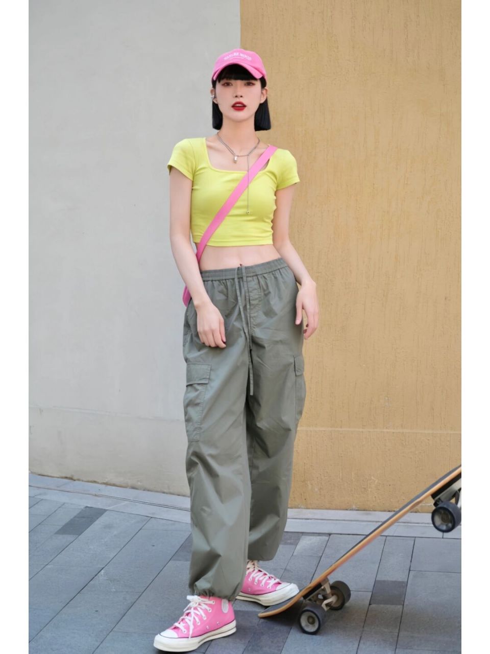 黄绿色的方领露脐装,搭配军绿色阔腿裤,洒脱帅气,时髦干练又利落,可以