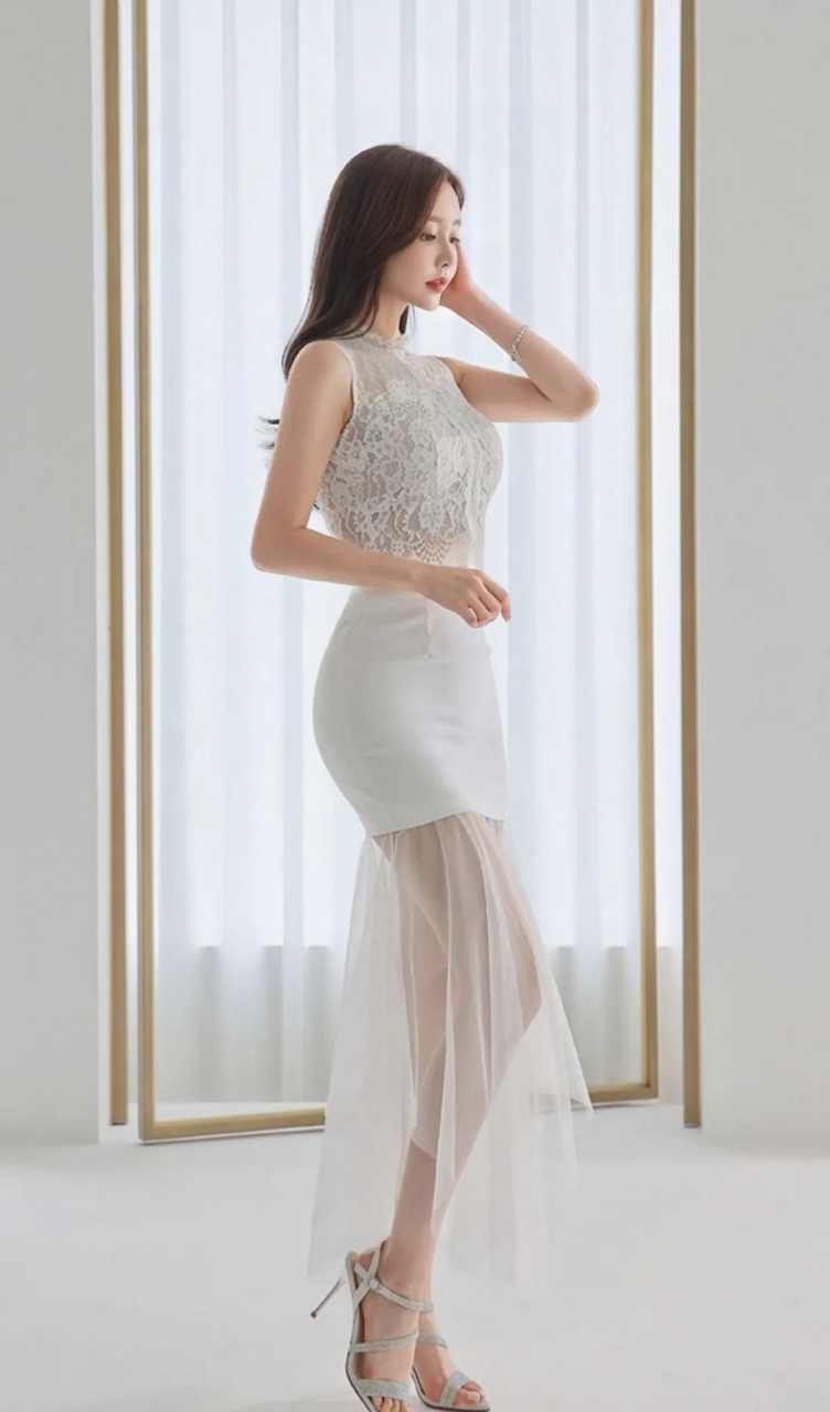 孙允珠,蕾丝花纹无袖上衣搭配透纱长裙,性感撩人#端午出游这样穿# #ai