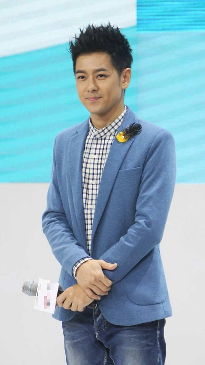 林志颖车祸后再度开赛车# 男神林志颖驾驶特斯拉出车祸后,经过将近