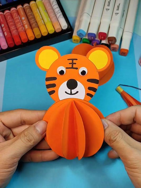 老虎手工制作,幼儿园小班快来做这个卡纸挂件!