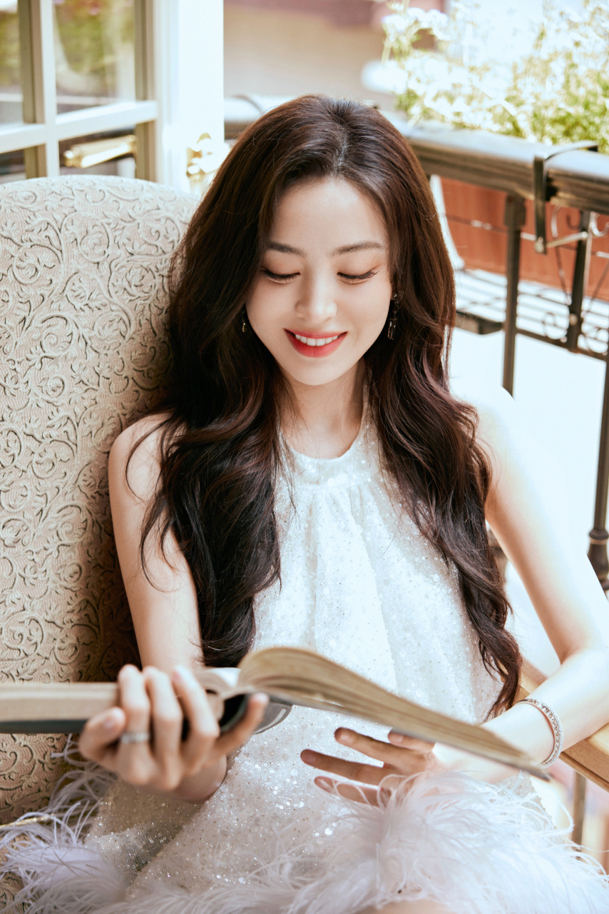 古力娜扎白色羽毛露背上衣,微卷长发;美丽优雅,精致又迷人,魅力无限