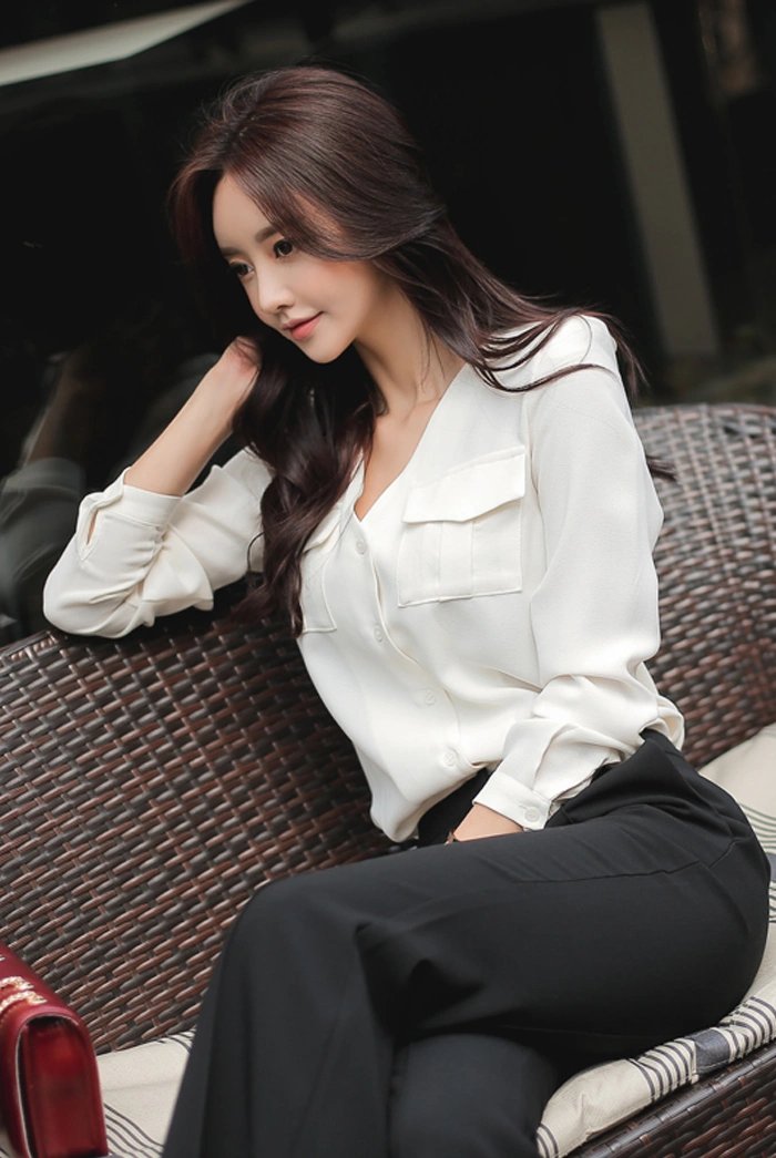 孙允珠:舒适淡茶色清新雪纺口袋衬衫,升级版西装,看上去更干练