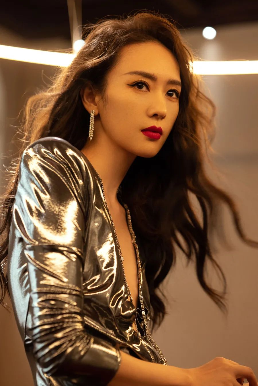 童谣:低胸开叉连体皮裙穿搭,性感迷人