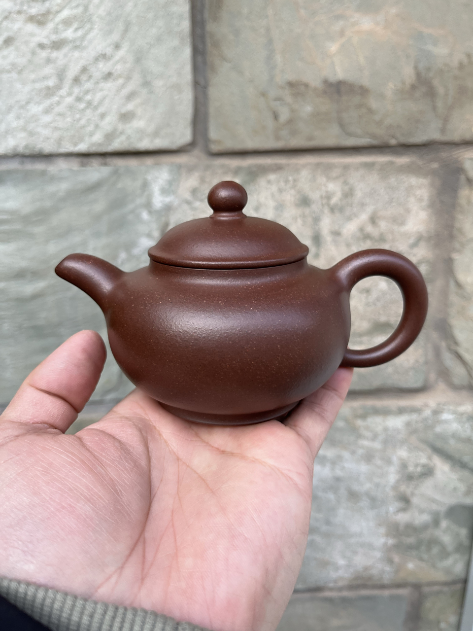 小潘壶 老紫泥丨约 230cc 全手工丨储俊伟制 整把壶形态优雅,显得圆