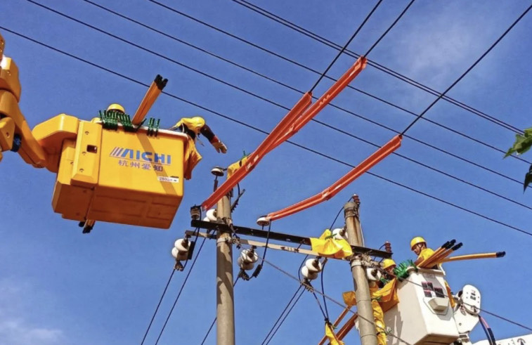 高安首次跨越10千伏带电线路架线,圆满成功!