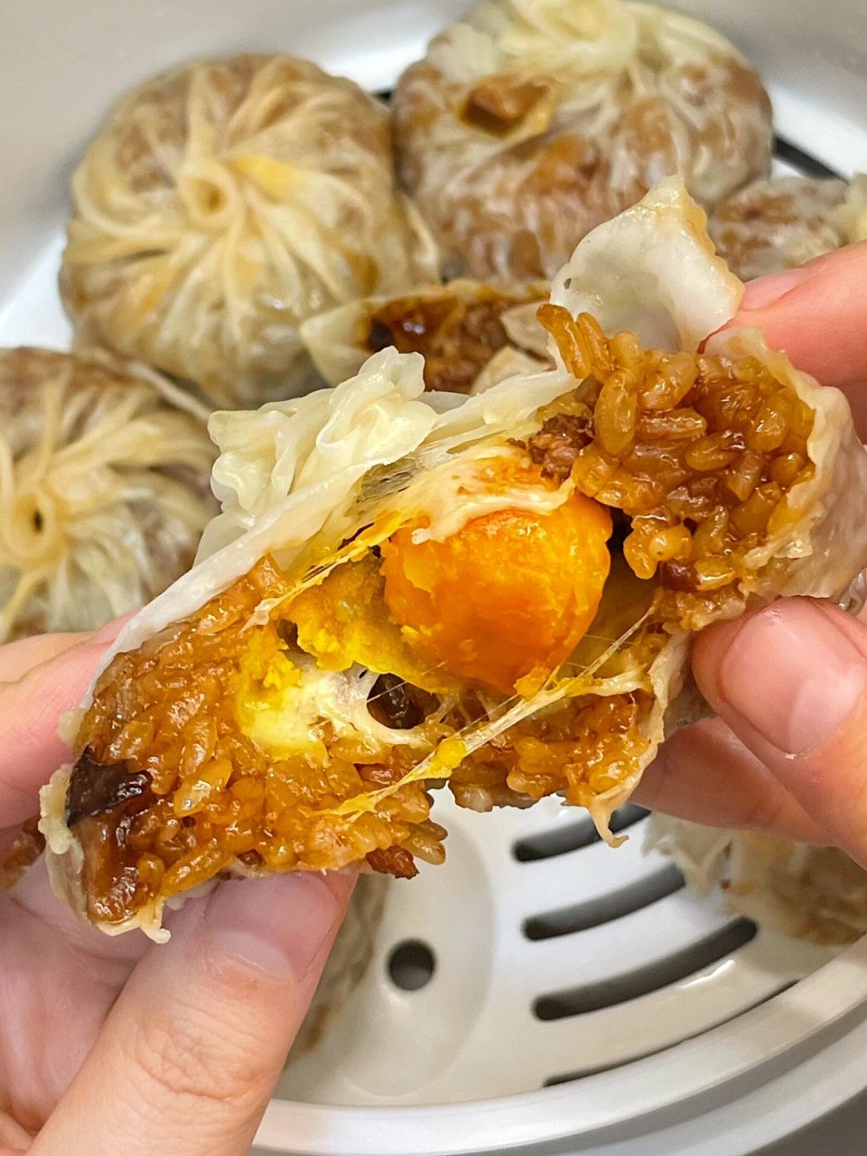 多少次早起就为了这一口 咸蛋黄芝士烧麦,我可太爱了,油香油香的,里面