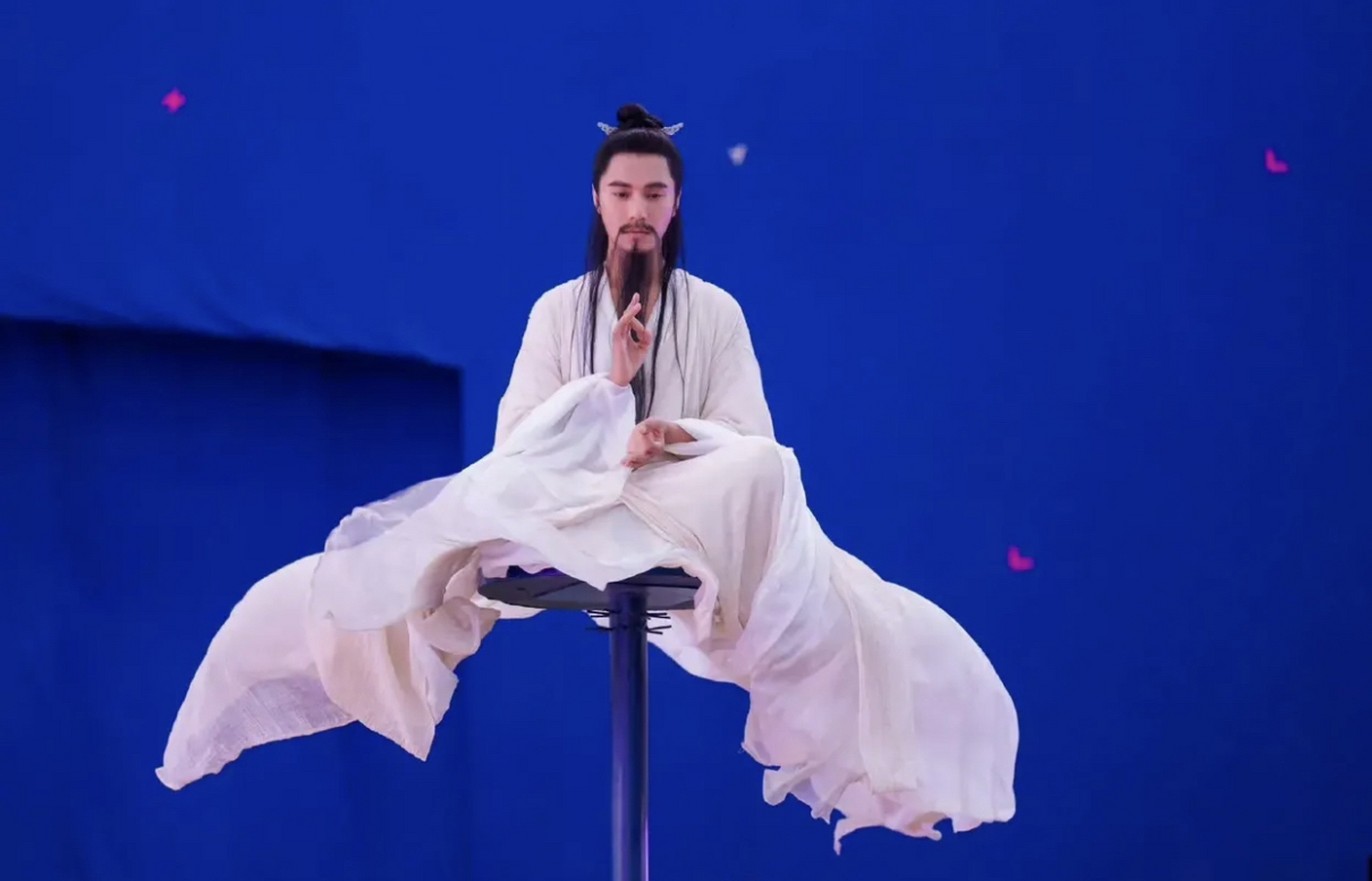 陈坤发文说道,在《封神》中饰演的元始天尊就是在在这个杆子上演了二