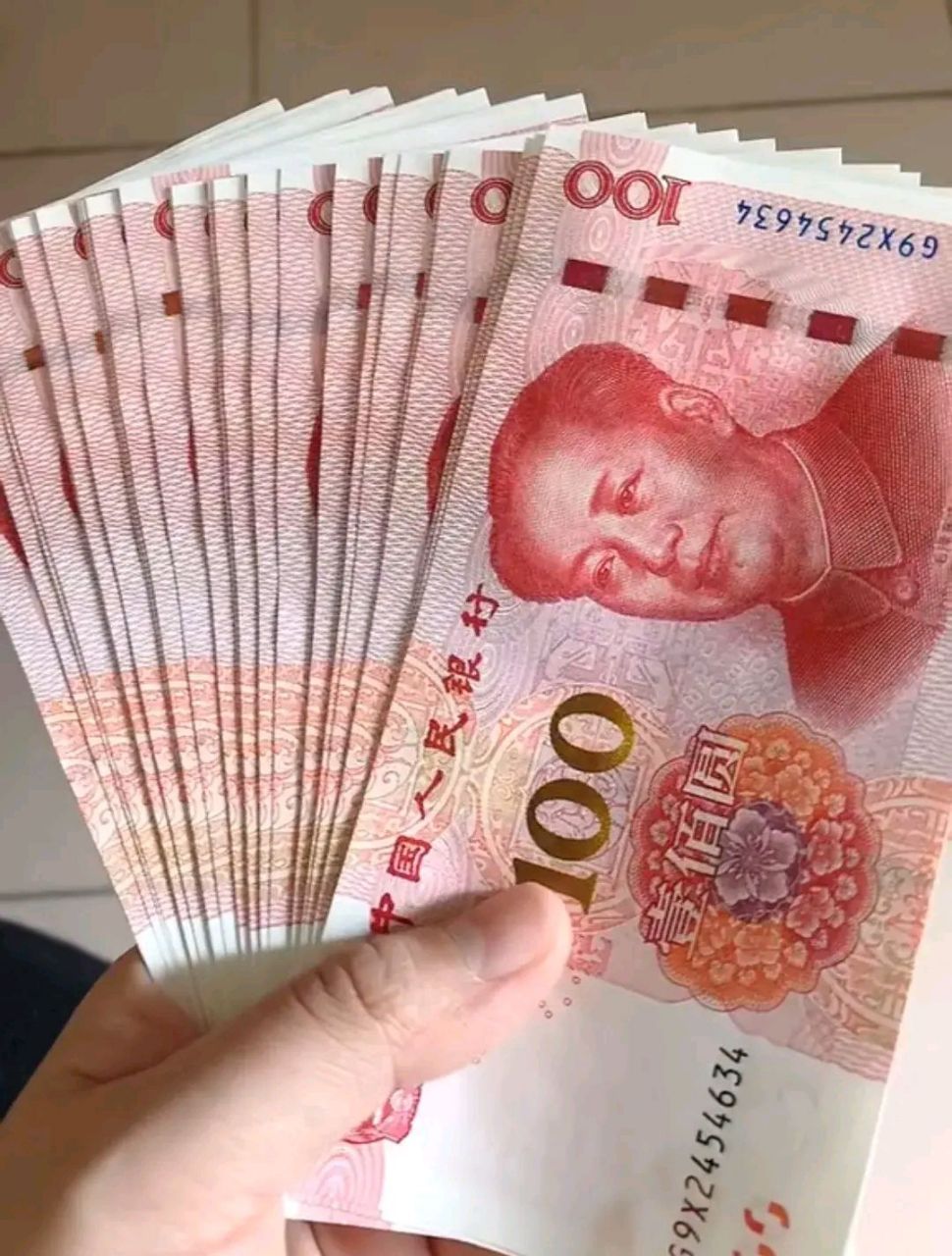 今天发工资了,同事这个月发了5000多,  她说,现在