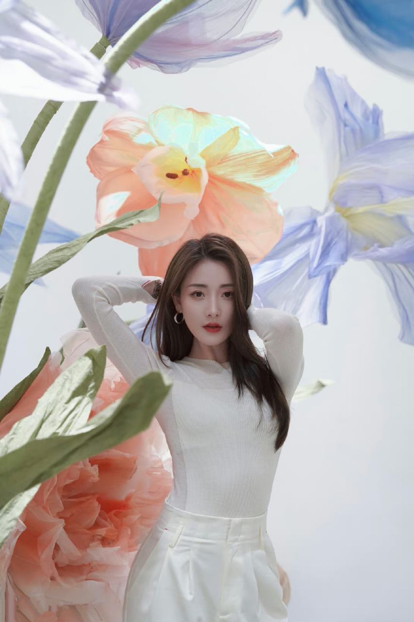 孟璐# 窈窕曼妙的身材,前凸后翘,白皙细嫩的肩颈线,丰满傲人,风姿