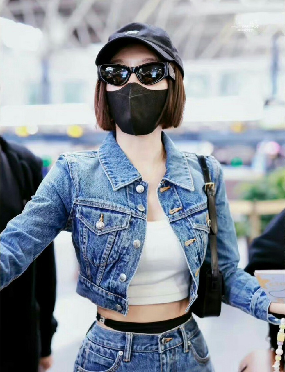 秦岚也穿过娜扎的同款比基尼牛仔裤!大美女的审美都一样噢!