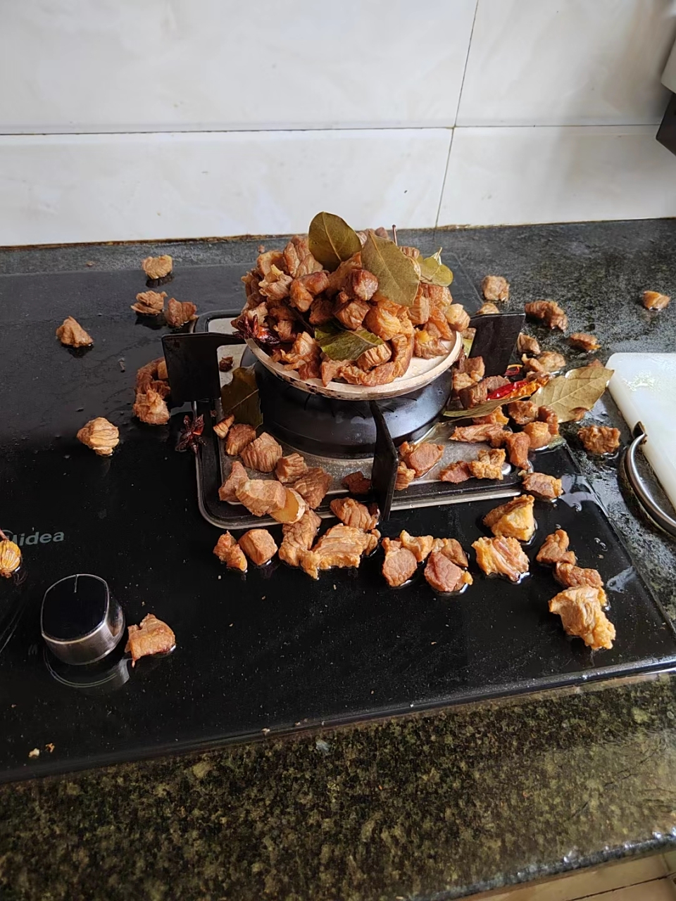 造孽哦…谁家的砂锅烂的这么完整啊?