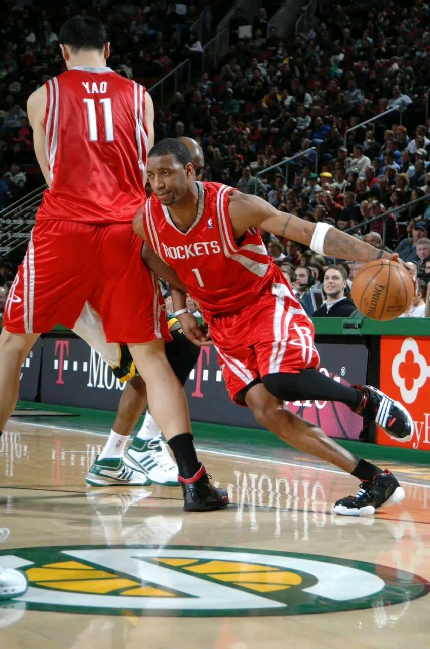 火箭队的姚麦组合本来可以走的更远,只是可惜败给了伤病.