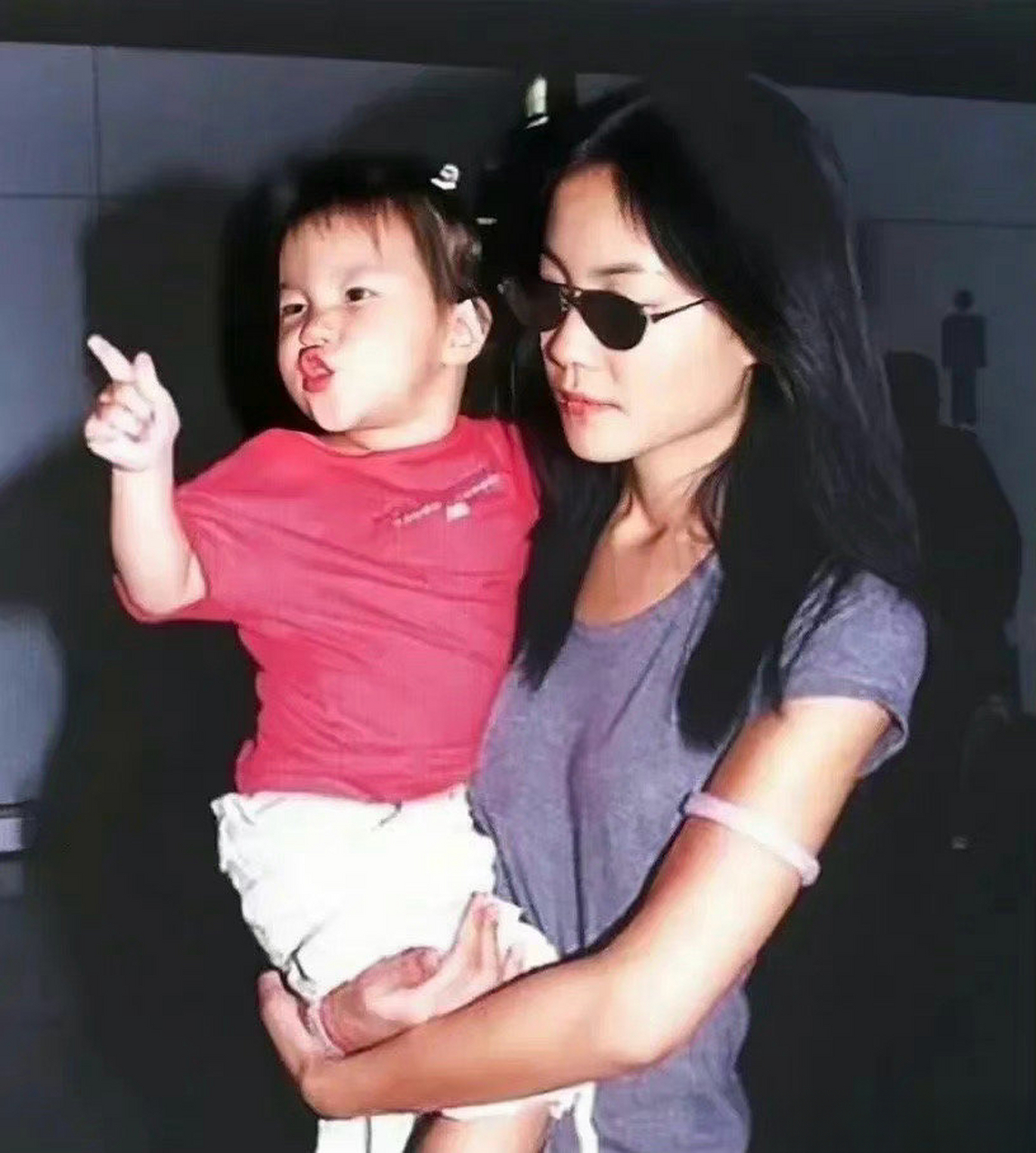 哈哈,问窦靖童和王菲怎么认识的这个人是断网了嘛?#我们都爱聊八卦