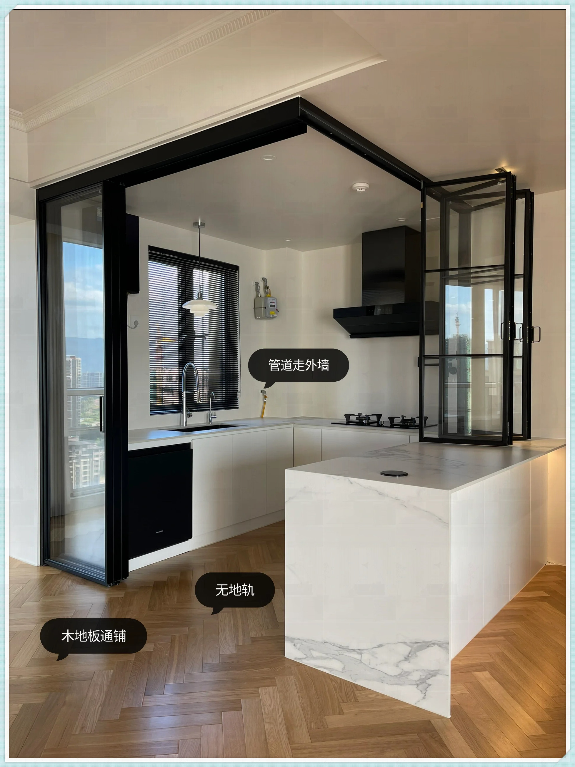 打掉非承重墙,一侧做了吧台和推拉窗,另一侧做了三联动