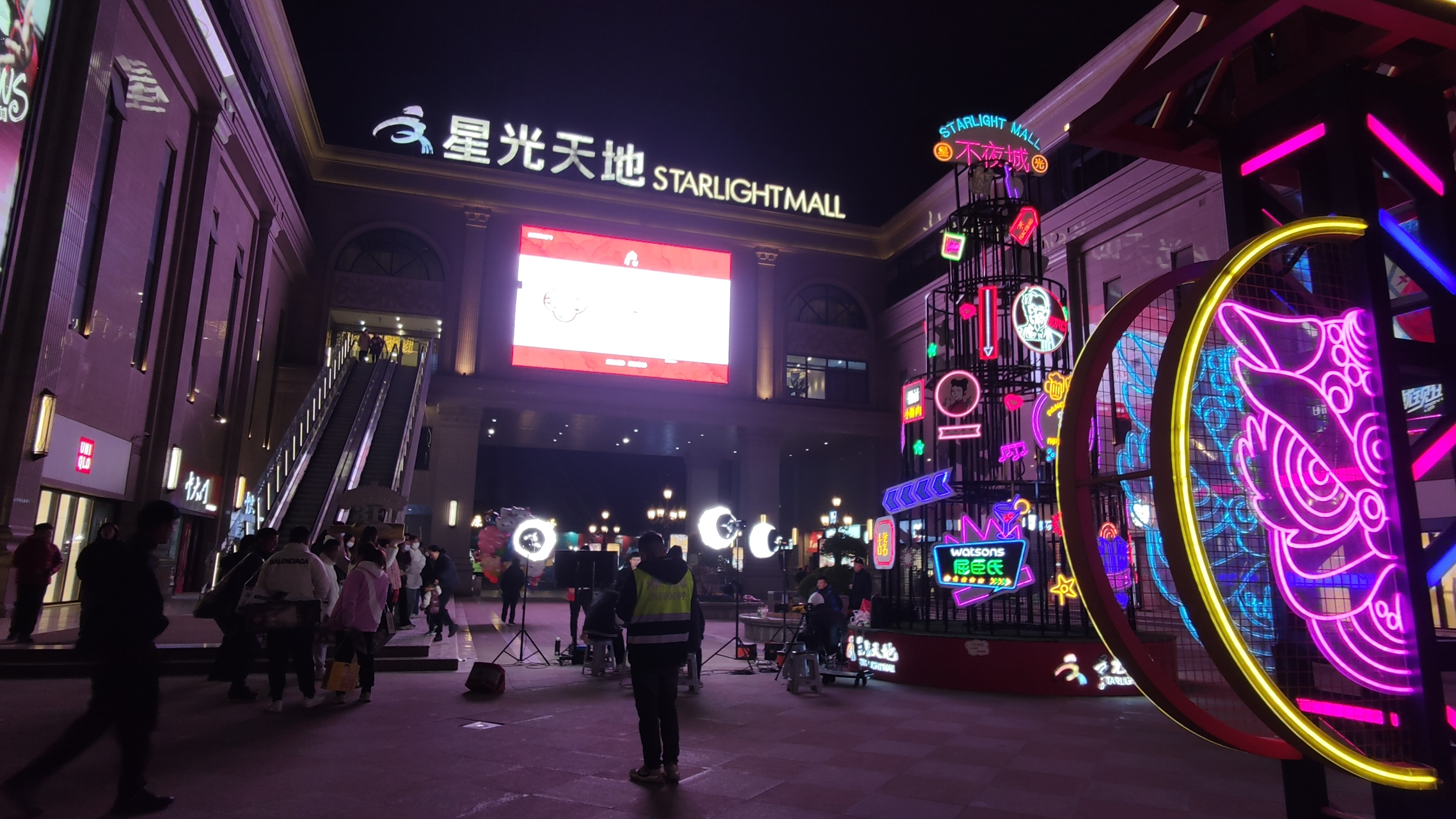 开封星光天地,傍晚到夜晚有直播娱乐演出,滑板小队活动.#繁星旅行家