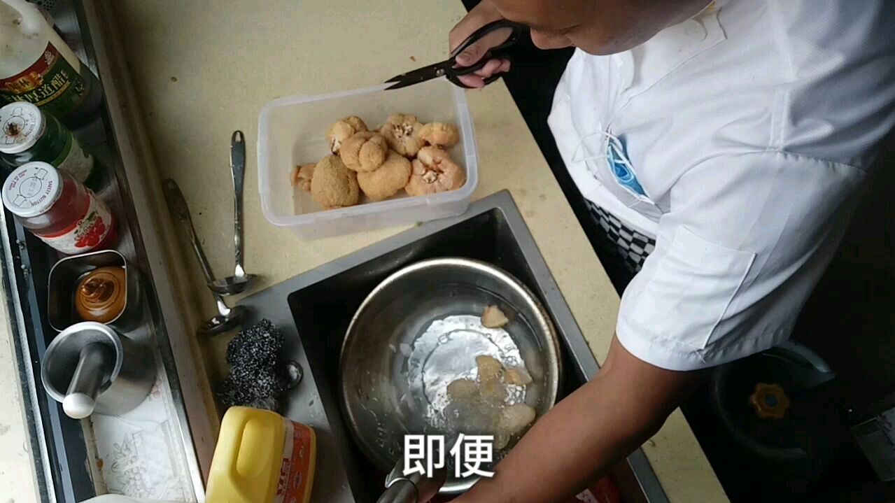 大厨教你怎么泡发猴头菇,掌握方法简单好做,味道鲜美不发苦