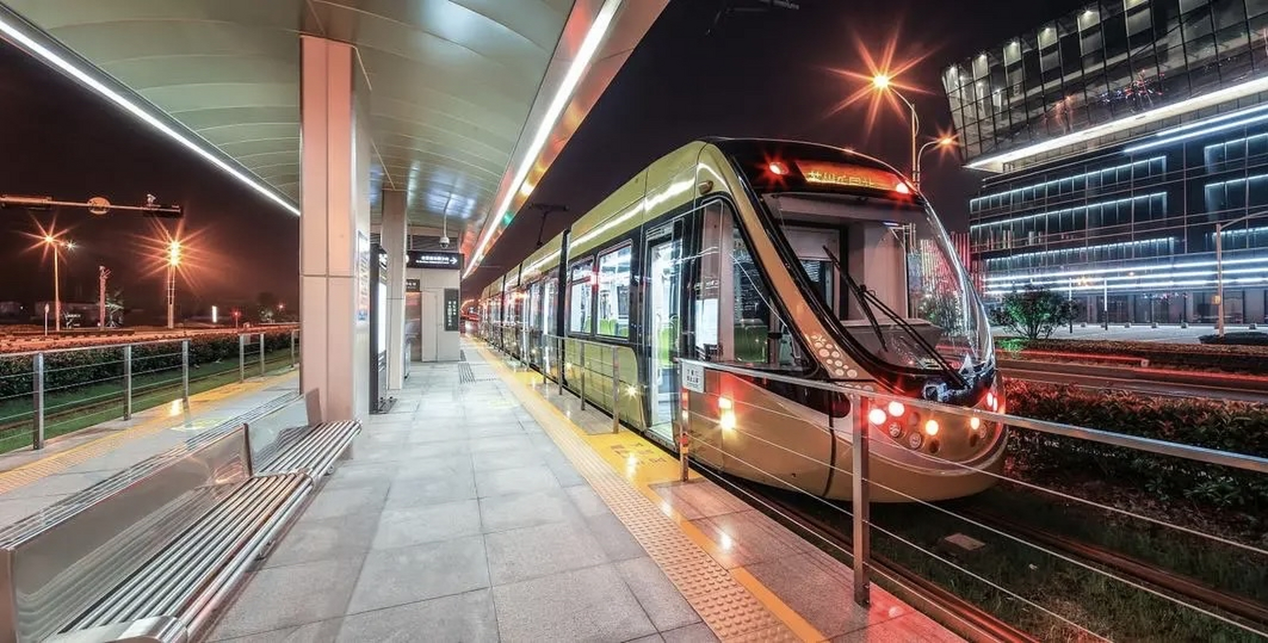 近日网上都在报道"女子在南京地铁车厢喝水被开罚单.