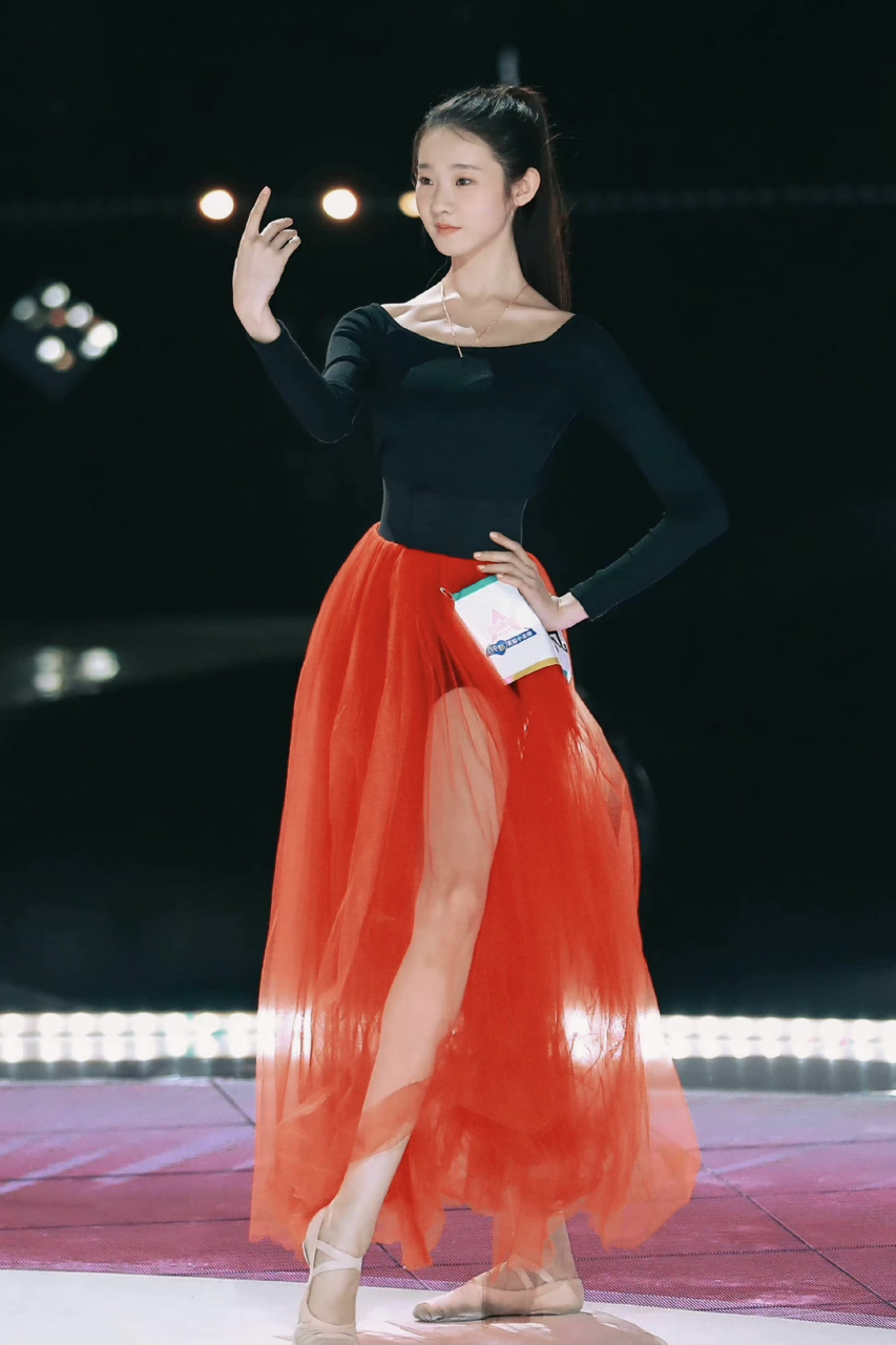 张艺凡跳芭蕾出身,舞蹈基础特别好!