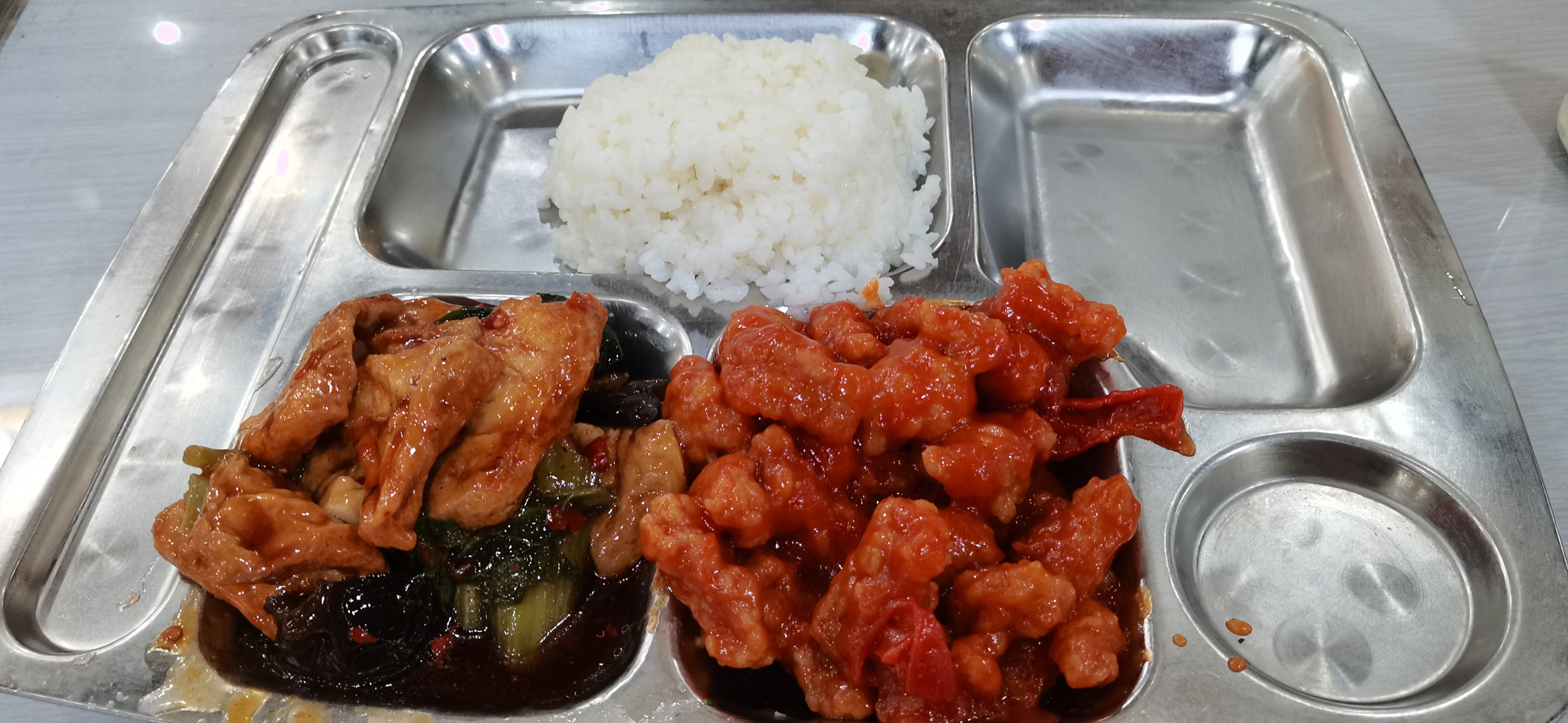 大学食堂里的饭菜是便宜,锅包肉 家常豆腐 二两米饭才9.