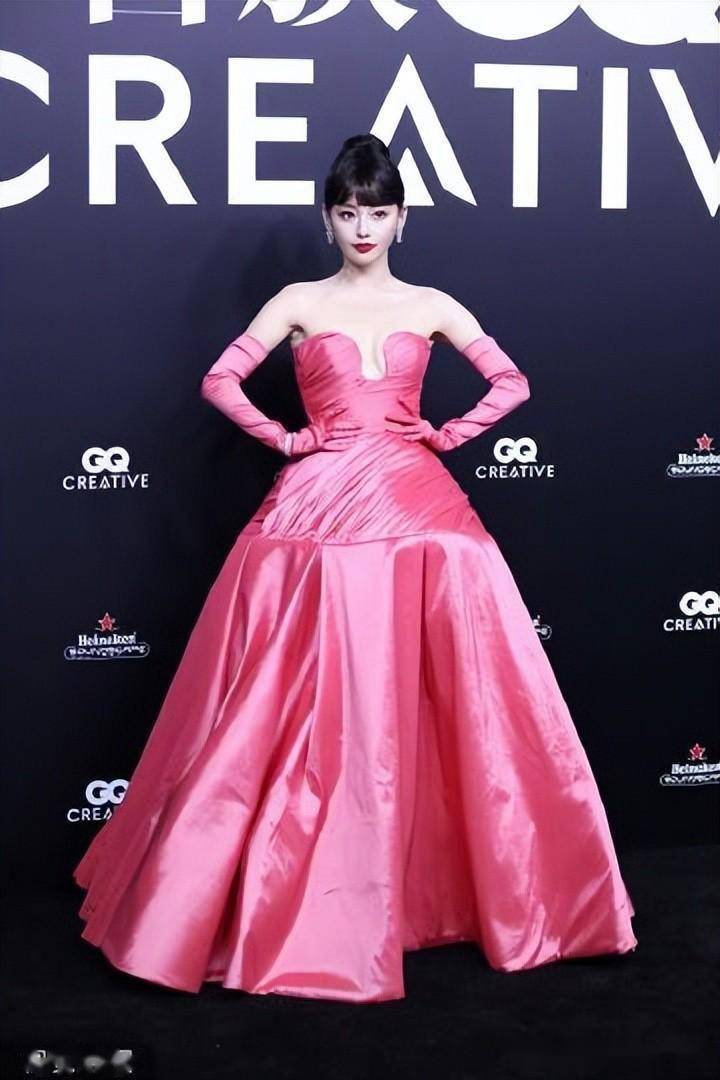 女团风的张嘉倪美呆了!粉色长发配高级感穿搭,一点不像35岁的人