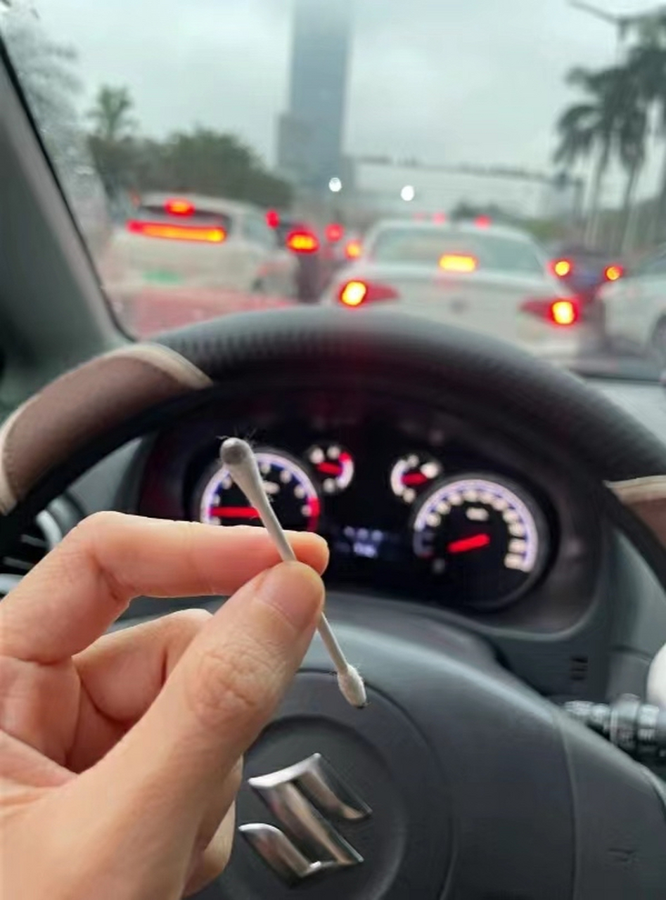 网友用棉签在好久没洗的车上作画,这也太有才了