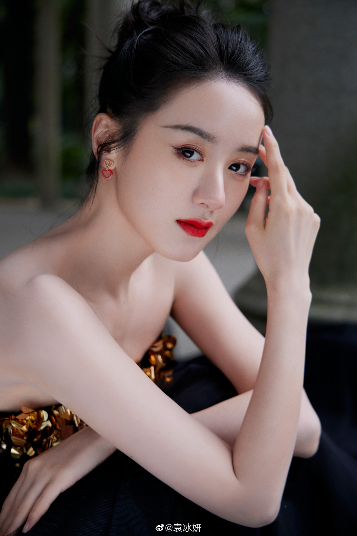 袁冰妍写真,一袭刺绣繁花抹胸裙,香肩玉臂,温柔优雅