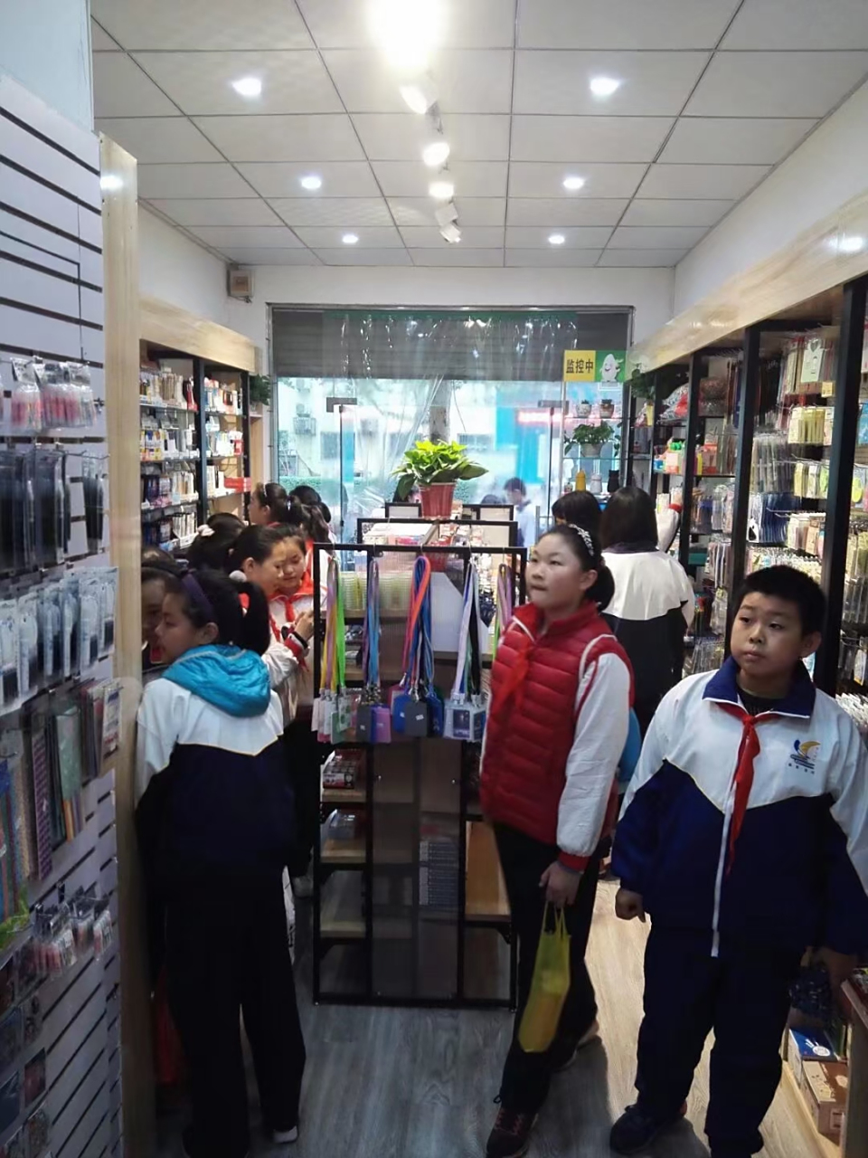 西安市高陵区马家湾泾渭中学旁边店面转让,上下两层50多平.