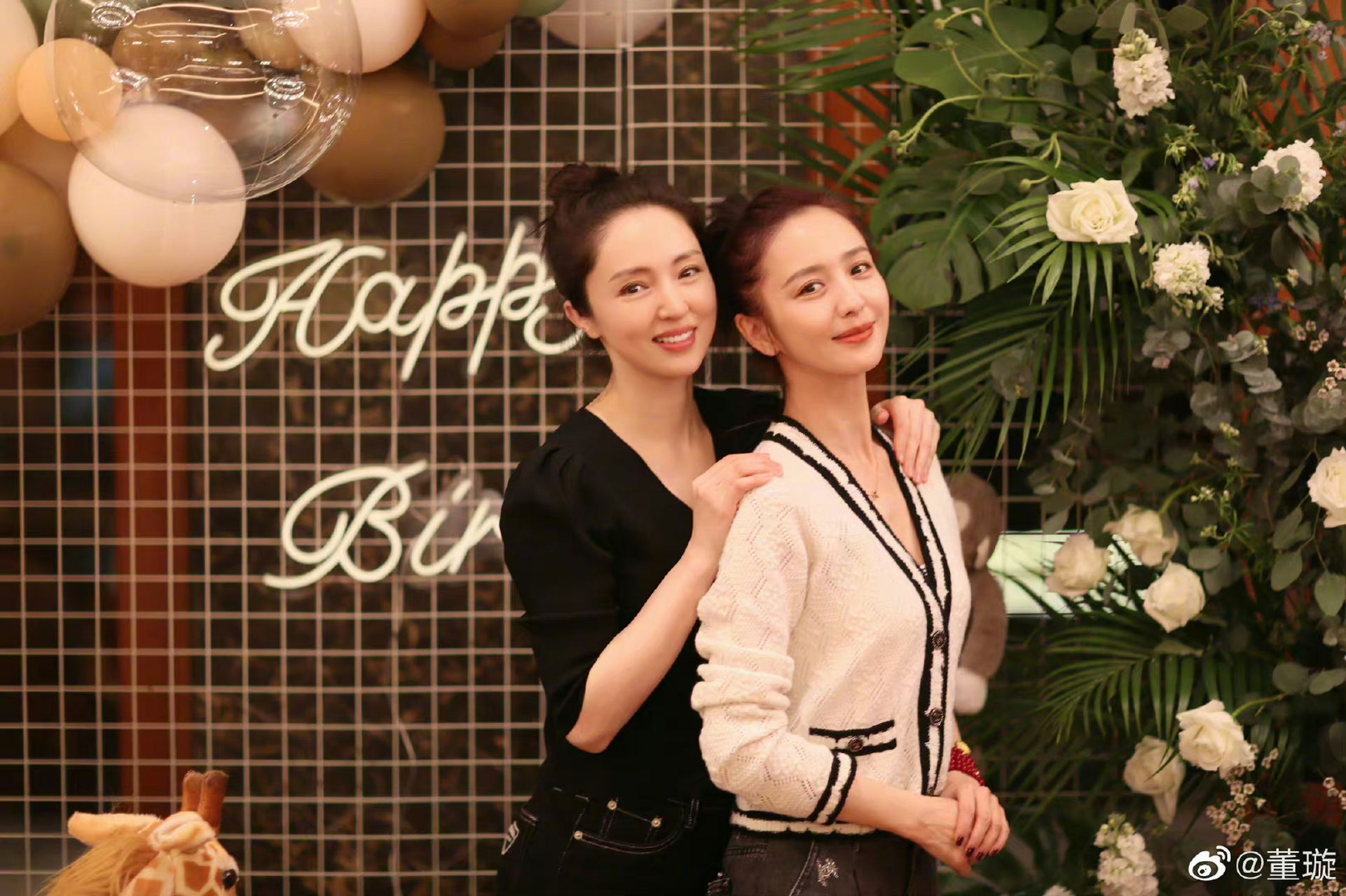 佟丽娅晒和董璇的合照##佟丽娅董璇好像#  提问:哪个是佟丽娅,哪个是