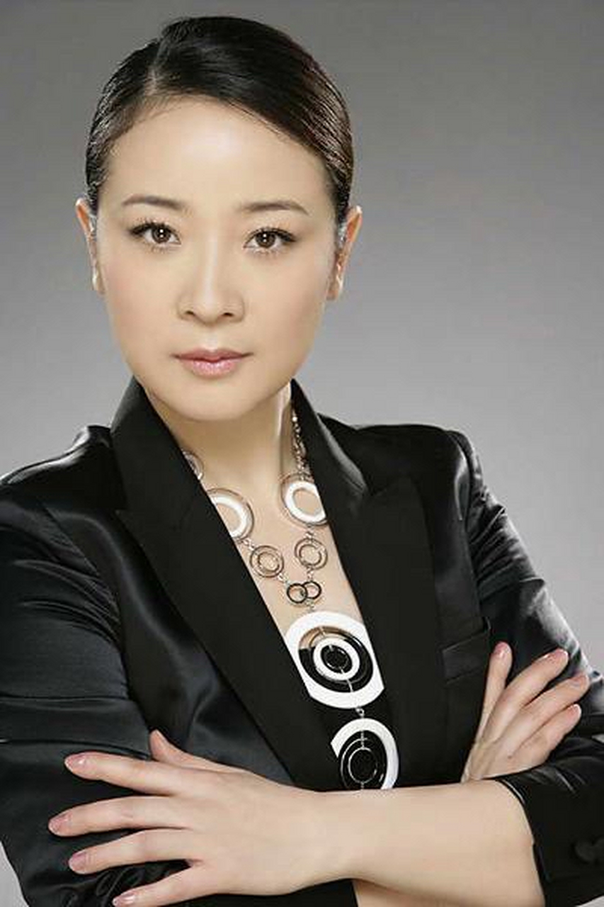 "陈小艺:演艺世家的才女绽放光芒" 确实,陈小艺年轻时的经历充满了