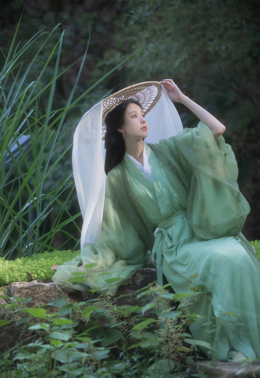 陈都灵这古装也太美了,无论是一袭绿衣头戴斗笠,手提灯笼,还是一袭