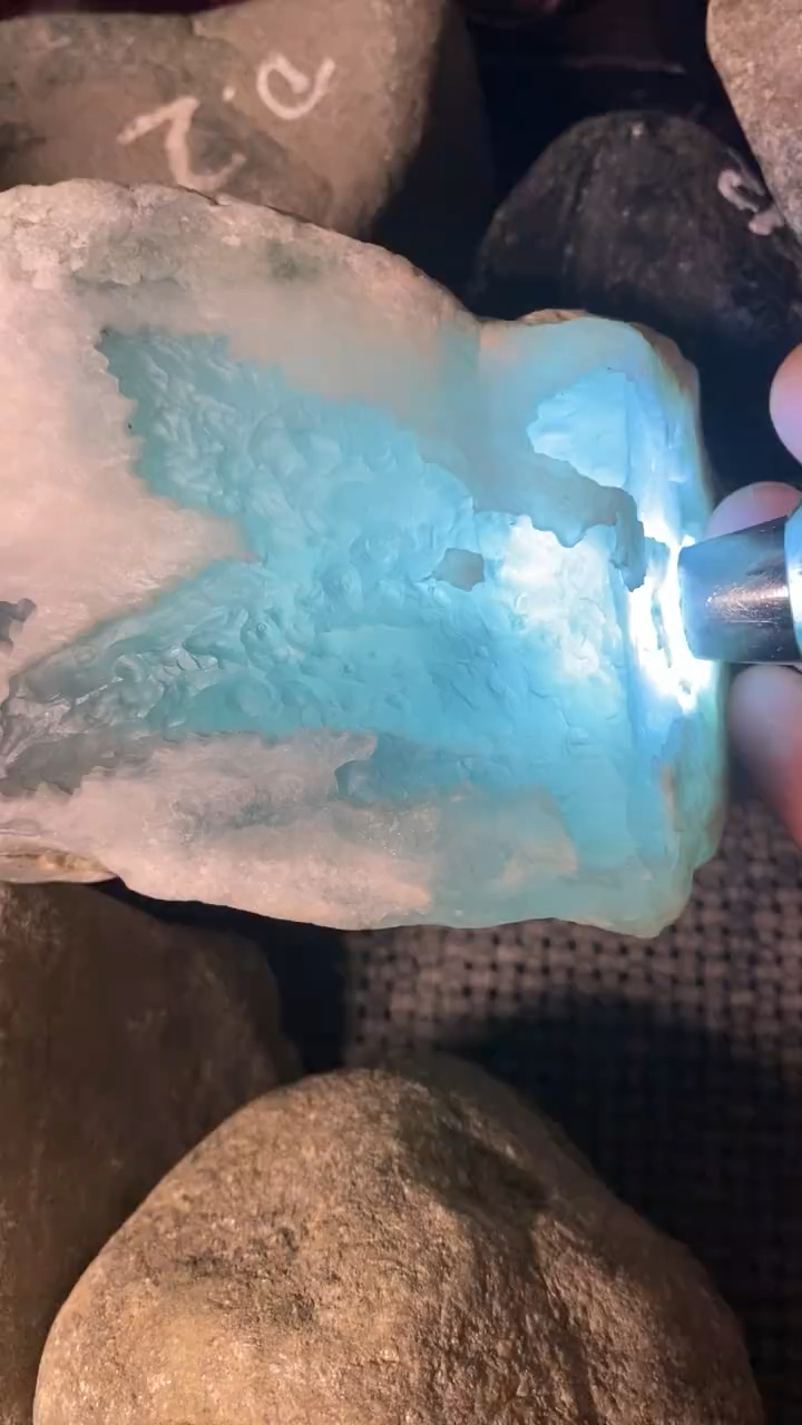 木纳包浆皮天空蓝,翡翠原石