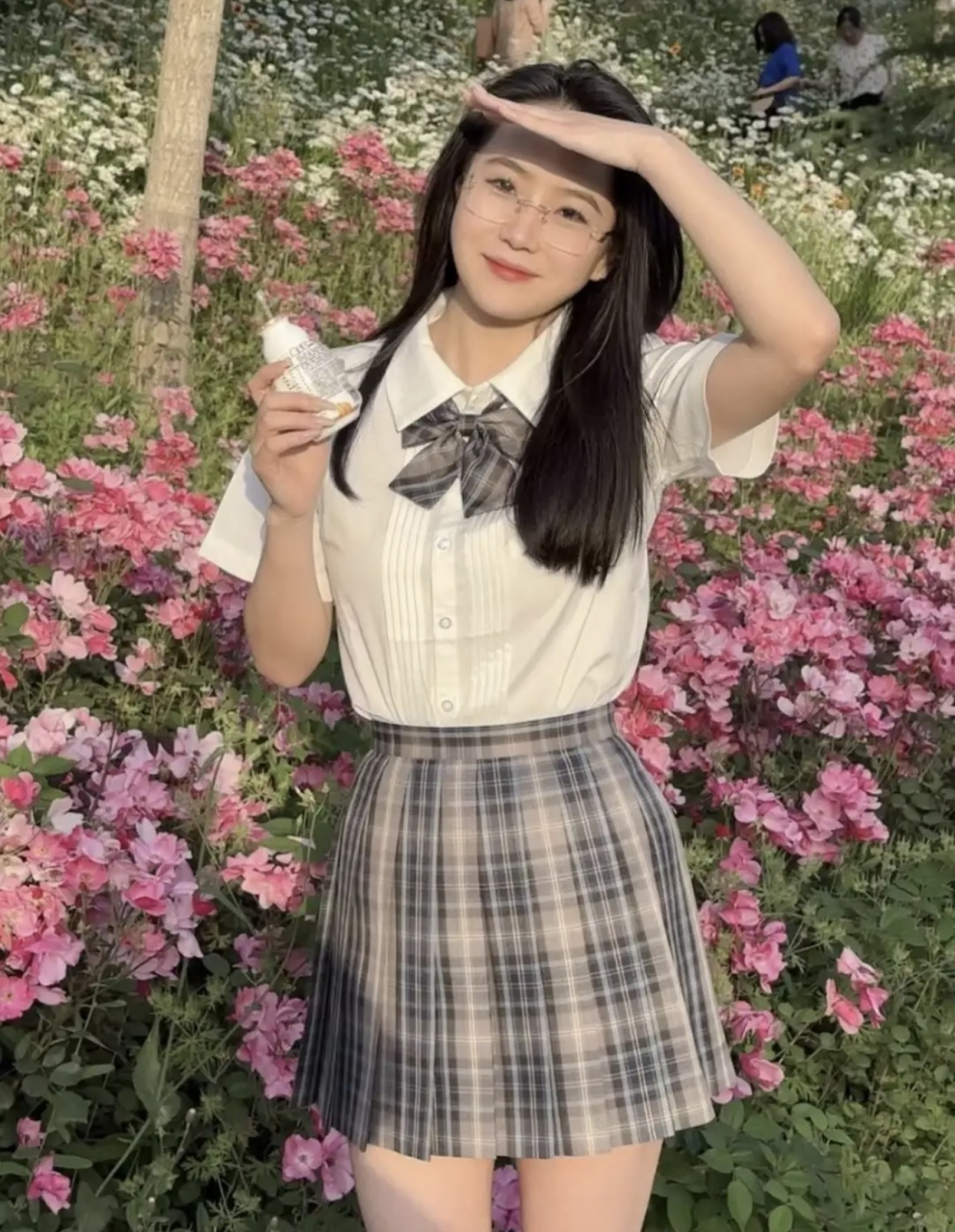 戴眼镜看起来文质彬彬的jk制服美女