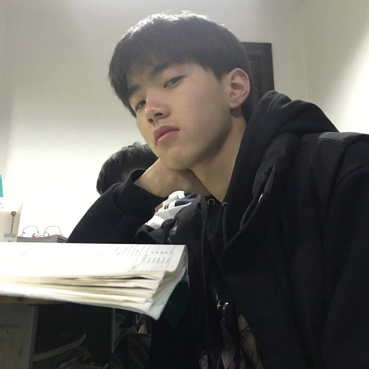 一步步踏实走,勇敢展现自我:热爱生活的阳光大男孩!