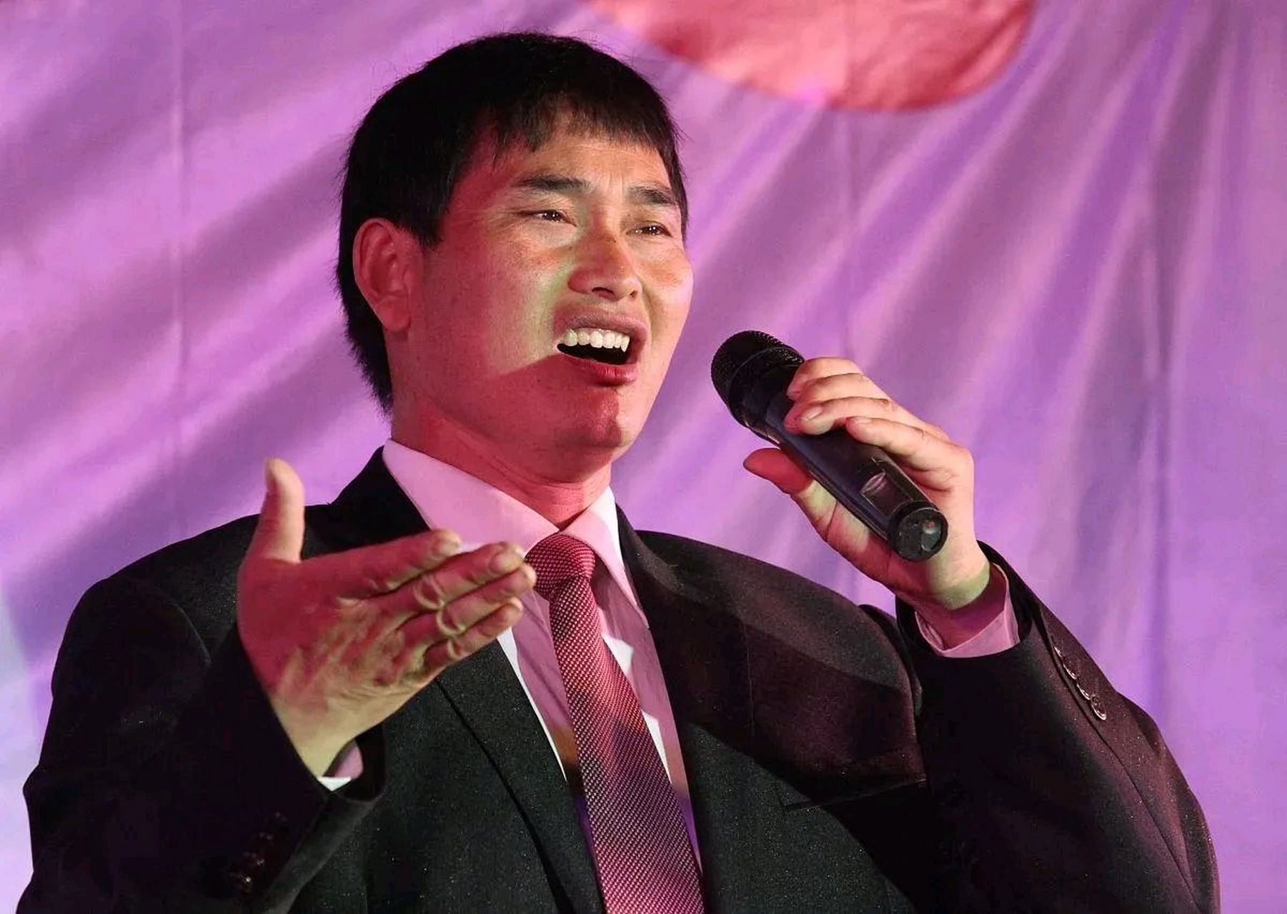 大衣哥朱之文坦言:难以习惯现在演出减少,但商演价格不能降  忆往昔